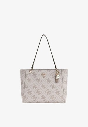 Borsa tote Guess beige con stampa del logo a fantasia, sottile tracolla nera e ciondoli dorati con il marchio appesi sul lato anteriore destro.
