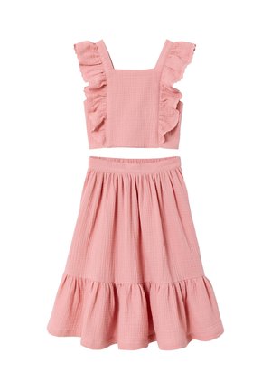 Zweiteiliges weiches rosa Baumwoll-Outfit mit gerafften Trägern am Croptop und gerafftem ausgestelltem Midirock mit Rüschensaum.