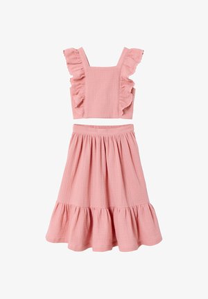 Zweiteiliges weiches rosa Baumwoll-Outfit mit gerafften Trägern am Croptop und gerafftem ausgestelltem Midirock mit Rüschensaum.