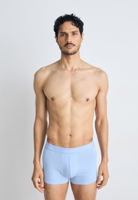 Lichtblauwe Calvin Klein boxershorts van een zachte stof met een elastische tailleband, featuring het logo van het merk in een herhalend patroon.