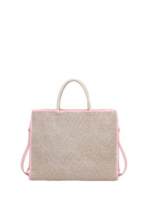 Borsa tote rettangolare beige intrecciata con manici arrotondati e rifiniture rosa, con tracolla rosa removibile su sfondo bianco.