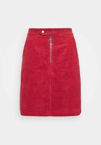 Rød corduroy nederdel med en tætsiddende silhuet, der har en metallynlås foran, et cirkulært lynlås træk, og en trykknap ved taljen.