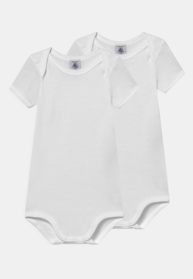 Du du baltos medvilninės trumpomis rankovėmis kūdikių bodysuitai su apvaliais iškirpimais ir snapelių uždarymu apačioje. Lygus paviršius, minimalus dizainas.