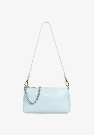 Sac à main en cuir bleu clair avec une texture lisse, featuring une bandoulière en chaîne détachable et une fermeture zippée sur le dessus. Logo embossé à l'avant.