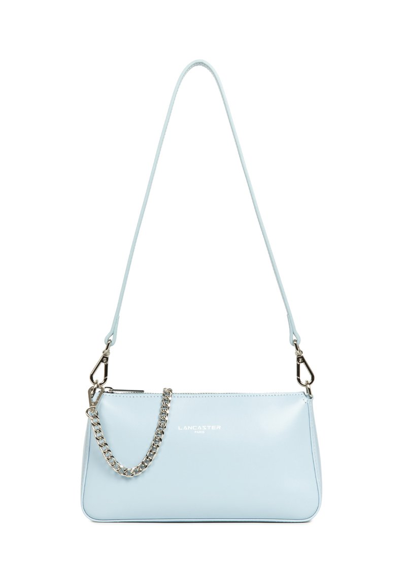 Borsa a mano in pelle azzurro chiaro con una texture liscia, caratterizzata da una tracolla ad anelli removibile e una chiusura superiore a zip. Logo impresso sul fronte.