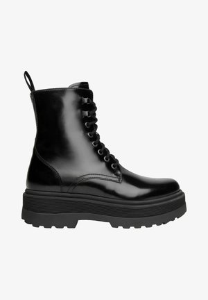 Bottes cheville en cuir noir à lacets avec une finition brillante, semelle en caoutchouc épaisse et texture côtelée, dotées d'une languette à l'arrière.