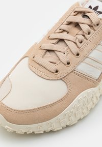 adidas Originals RETROPY E5 WRP UNISEX - Tenisky - magic beige/off white/sand strata