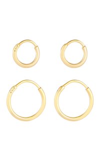 Conjunto de cuatro pendientes de aro dorados de tamaños variados. Acabado liso y pulido con un ligero brillo. Marcados con "925" indicando plata de ley.