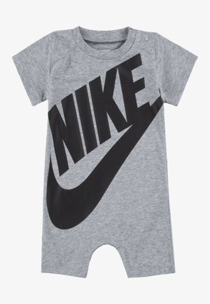 Monito gris de manga corta con un gran logo negro de "Nike" y un gráfico de la marca. Hecho de algodón suave, cuenta con cierres de presión en el hombro.