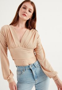Herita SHOULDER RUFFLE DETAILED WITH FRONT - Camicetta - brown