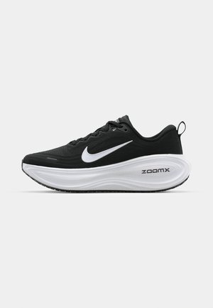 Sorte sportsko med mesh-overdel og hvid Nike swoosh. Udstyret med en let skum-mellemsål og gummiydersål med tekstur.