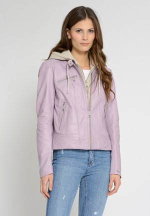 Lilla læderjakke med hætte og beige snore, med lynlåslommer og tætsiddende design. Båret med blå jeans.