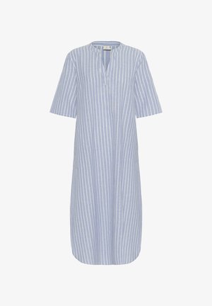 Lyseblå kjole med lodrette hvide striber, korte ærmer, V-hals og knælangt design. Lavet af et blødt, struktureret stof.