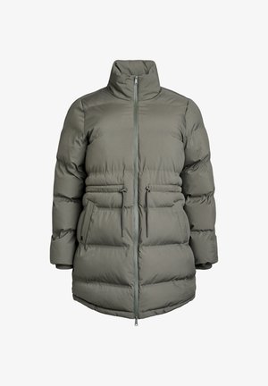 Chaqueta acolchada en verde oliva con un cuello alto, cremallera frontal y dos bolsillos delanteros. Cuenta con textura acolchada y cordones ajustables.