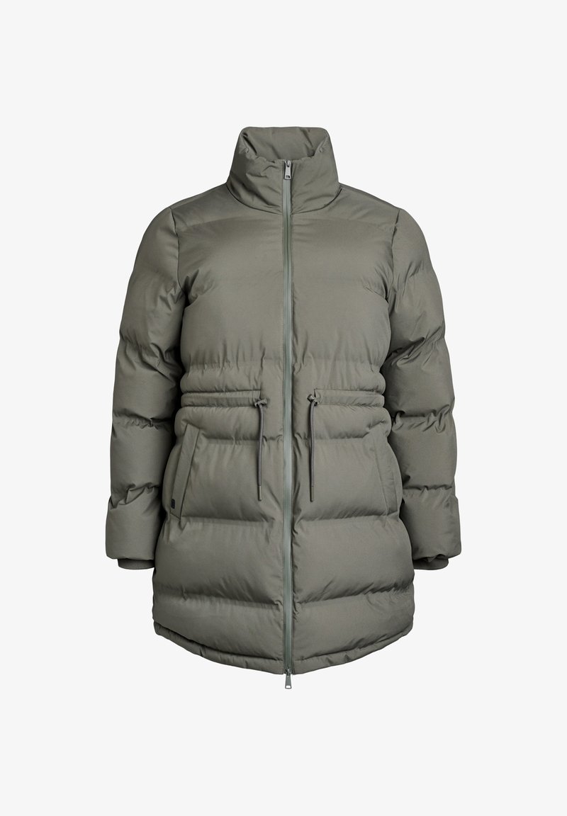 Chaqueta acolchada en verde oliva con un cuello alto, cremallera frontal y dos bolsillos delanteros. Cuenta con textura acolchada y cordones ajustables.