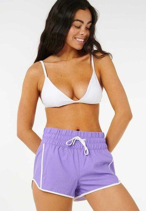 Paarse zwemshorts met witte piping en een elastische tailleband, gecombineerd met een witte textuur bikini-top met dunne bandjes.