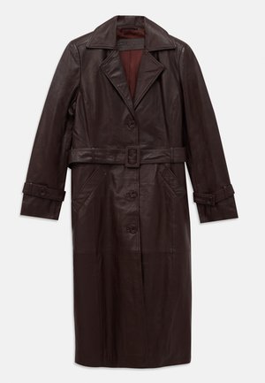 Cappotto lungo in pelle marrone scuro con ampi rever, chiusura con bottoni, cintura in vita, tasche laterali e polsi regolabili.