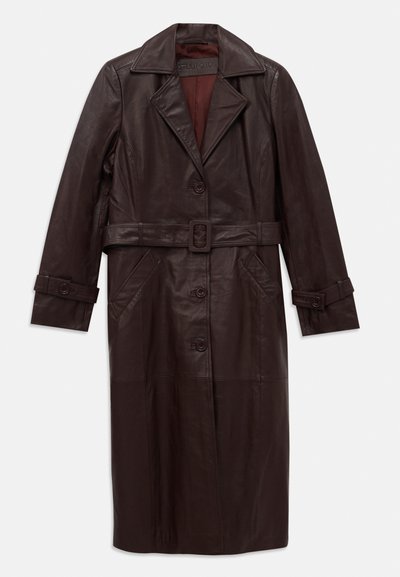 Ciemnobrązowy długi skórzany płaszcz z szerokimi klapami, zapięciem na guziki, paskiem w talii, kieszeniami po bokach i regulowanymi mankietami.