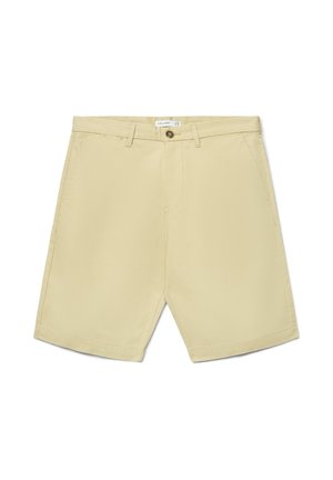 Pantaloncini beige casual fino al ginocchio con tasche frontali, passanti per cintura e chiusura con bottone su sfondo bianco.