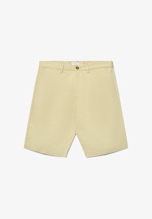 Beige knielange Freizeithosen mit Fronttaschen, Gürtelschlaufen und Knopfverschluss auf weißem Hintergrund.