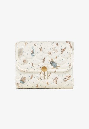 Vattert kremfarget pouch med blå og brune havlivsmønstre, inkludert en skilpadde, manet og tang, sikret med en gull knappelås.