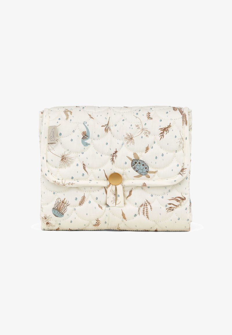 Vattert kremfarget pouch med blå og brune havlivsmønstre, inkludert en skilpadde, manet og tang, sikret med en gull knappelås.