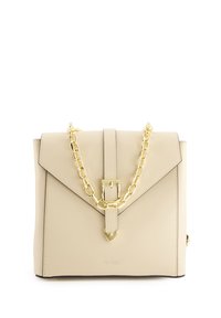 Beige Lederhandtasche mit strukturierter Form, goldfarbener Kettenakzent und Schnallenverschluss, mit glatter Textur und scharfen Kanten.