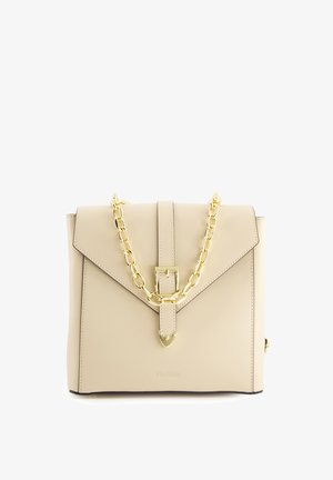 Beige læderhåndtaske med en struktureret form, guld kædeaccent og spænde lukning, der har en glat tekstur og skarpe kanter.