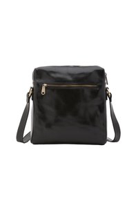 Borsa a tracolla in pelle nera con tasca frontale con zip e tracolla regolabile su sfondo bianco.