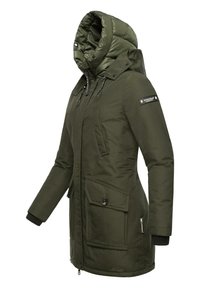Olivovo zelený parka so prešívanou kapucňou, dvoma prednými vreckami, zipsom a elastickými manžetami. Vyrobená z pevného, vodeodolného materiálu.