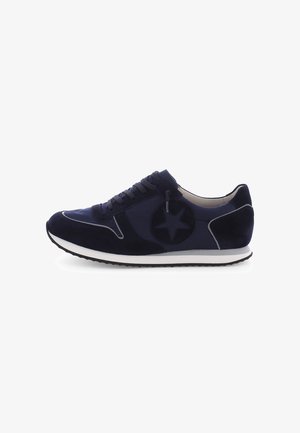 Navyblaue Sneakers mit Wildleder- und Nylonpaneelen, runder Zehenpartie, dicker weißer Sohle und Sternemblem. Verfügt über tonale Schnürsenkel und Stitching-Details.