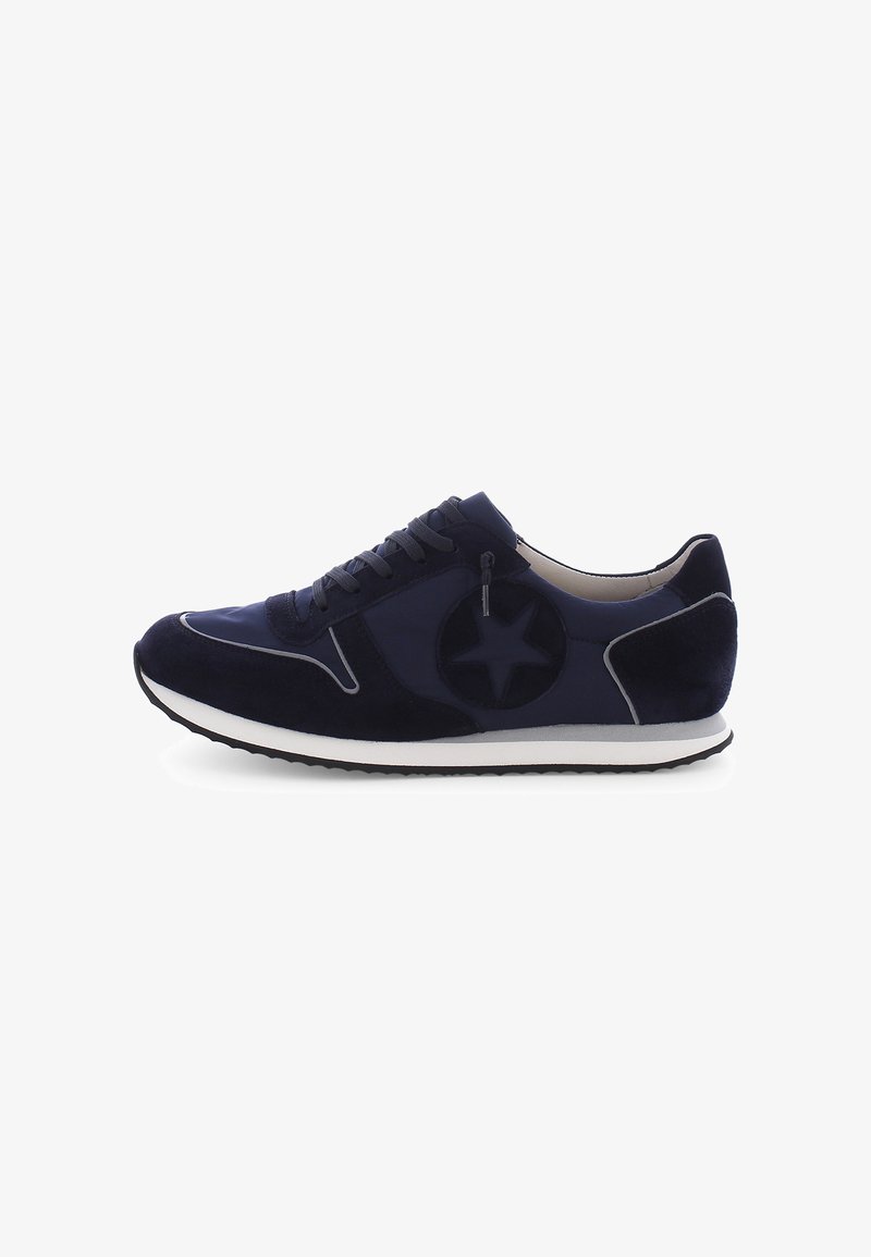 Navyblaue Sneakers mit Wildleder- und Nylonpaneelen, runder Zehenpartie, dicker weißer Sohle und Sternemblem. Verfügt über tonale Schnürsenkel und Stitching-Details.