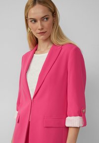 s.Oliver BLACK LABEL ÄRMELN UND RAFF-DETAILS - Short coat - pink