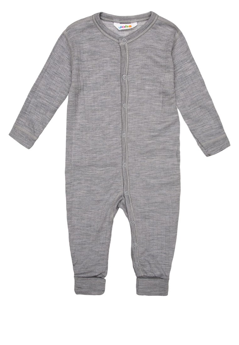 Grauer, langärmeliger Babyschlafanzug aus weichem Material mit texturiertem Finish, ausgestattet mit einem Druckknopfverschluss vorne und gerippten Bündchen.