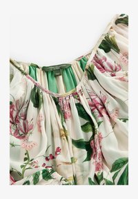 Ausgewählt, kew collection cream and green pink floral