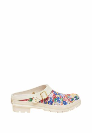 Slipper mit cremefarbener Sohle und Riemen, mit einem bunten Blumenmuster aus roten, blauen, gelben und grünen Blumen am Obermaterial.