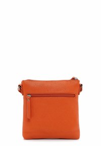 Oranžová kožená crossbody taška s texturovaným povrchem, s přední kapsou na zip a nastavitelným popruhem. Čtvercový tvar, základní design.