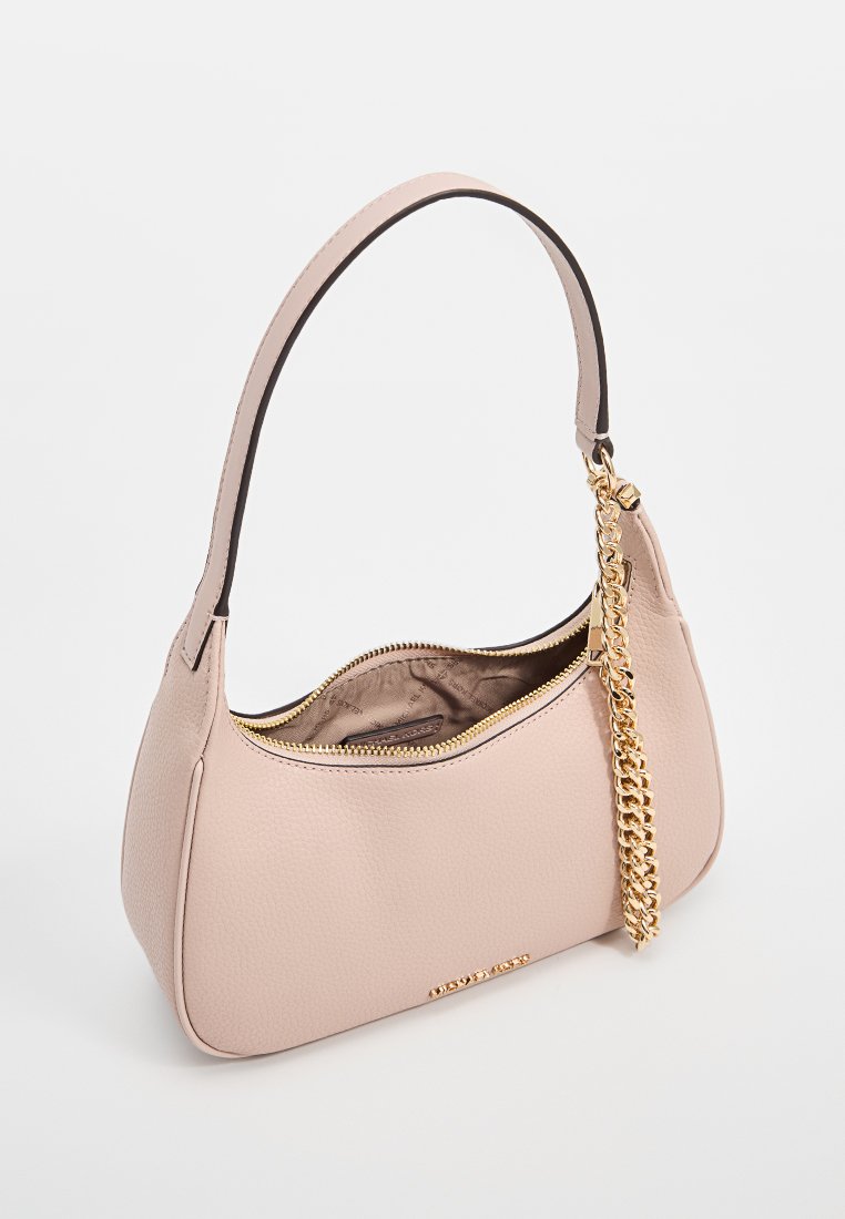 Helle rosa Leder-Schultertasche mit goldenen Reißverschluss und Kettendetail, offenes Oberteil zeigt das gefütterte Innenfutter mit Markenlogo.