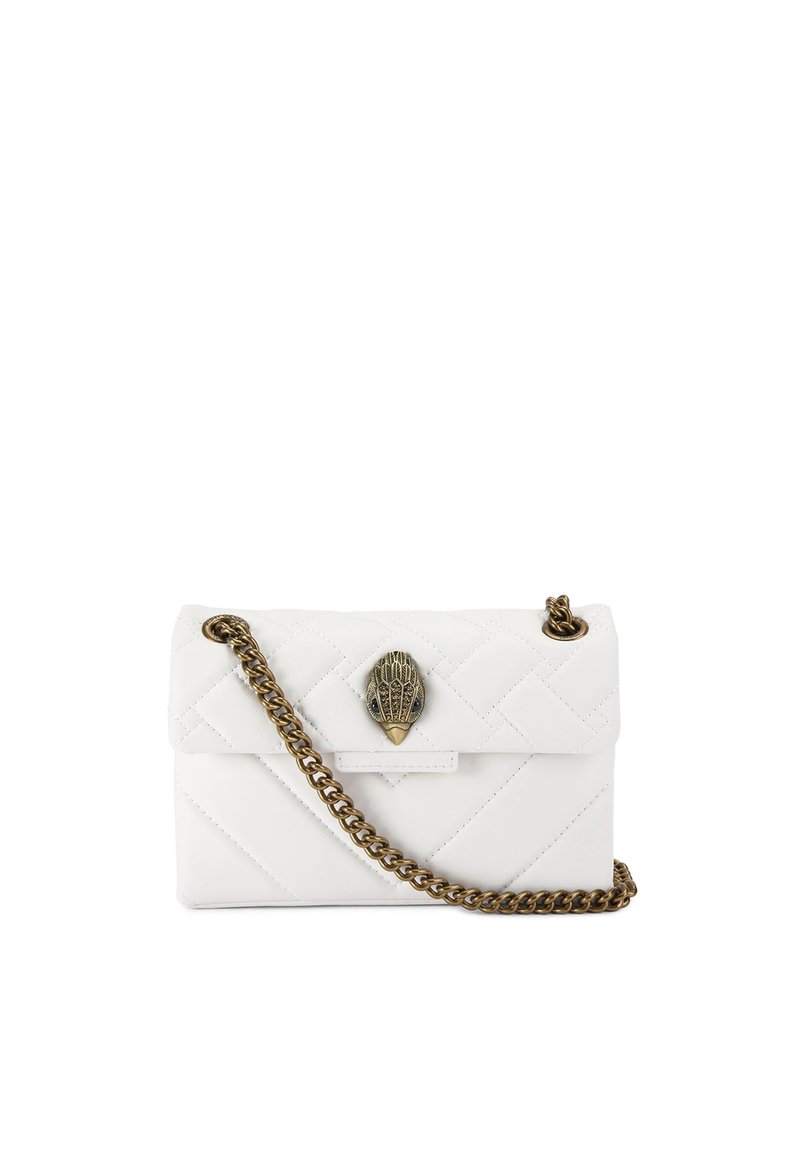 Borsa bianca trapuntata in pelle con tracolla a catena dorata e chiusura decorativa a forma di conchiglia. Presenta una forma rettangolare strutturata e una texture liscia.