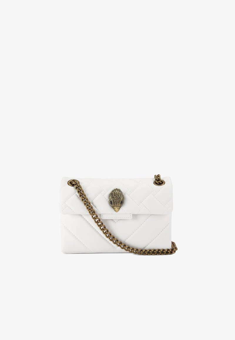 Borsa bianca trapuntata in pelle con tracolla a catena dorata e chiusura decorativa a forma di conchiglia. Presenta una forma rettangolare strutturata e una texture liscia.