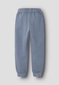 Pantalones jogger azul claro hechos de una tela suave. Cuentan con una cintura y puños acanalados, sin bolsillos, y con una textura lisa.