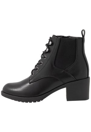 Bottines noires en cuir lisse avec un bout carré, un laçage à l'avant, des panneaux latéraux élastiques et un talon épais pour la stabilité.