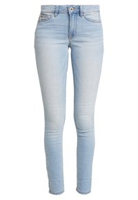 Vaqueros ajustados de color azul claro, elaborados en denim con una textura suave. Presentan un diseño de cinco bolsillos y un cierre de botón y cremallera.