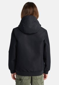 Felpa nera con cappuccio ampio e sagomato, polsini e orlo a coste, e tessuto liscio. Il retro presenta un design semplice senza loghi o accenti.
