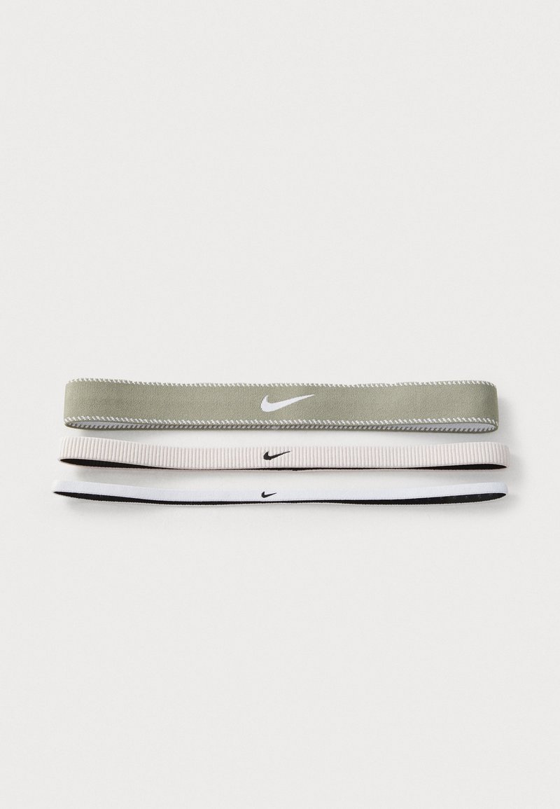 Sæt af tre atletiske pandebånd: olivengrøn, lyserød og hvid, hver med sort Nike-logo; glat tekstur, elastisk materiale.
