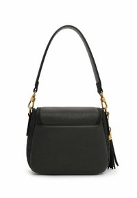 Borsa a spalla in pelle verde scuro con un accento cucito, hardware dorato, dettagli con frange e forma arrotondata. Include una tracolla regolabile.