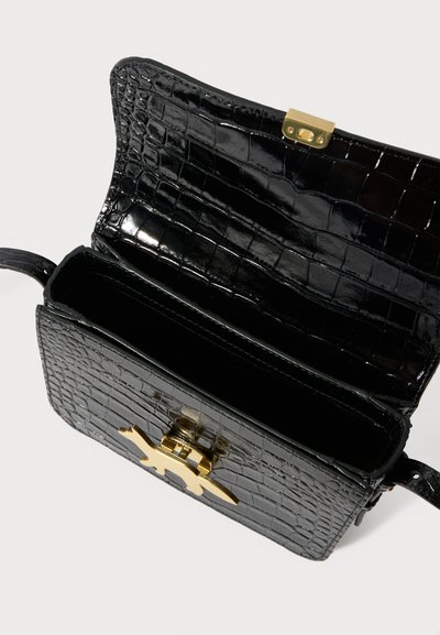Μαύρο δερμάτινο τσαντάκι με υφή κροκόδειλου και κούμπωμα πάνθηρα σε χρυσό τόνο, ανοιχτό που δείχνει κενά εσωτερικά διαμερίσματα.