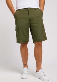 Shorts cargo vert olive avec deux poches latérales et une petite poche à rabat. Fabriqués en tissu léger, avec des finitions soignées et un ourlet à revers.
