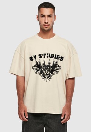 DOBERMANN ULTRA - Print T-shirt - sand