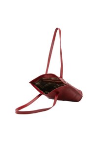 Rode leren handtas met een gestructureerd ontwerp, lange hengsels en een geruite voering. Opent wijd voor gemakkelijke toegang tot de inhoud.